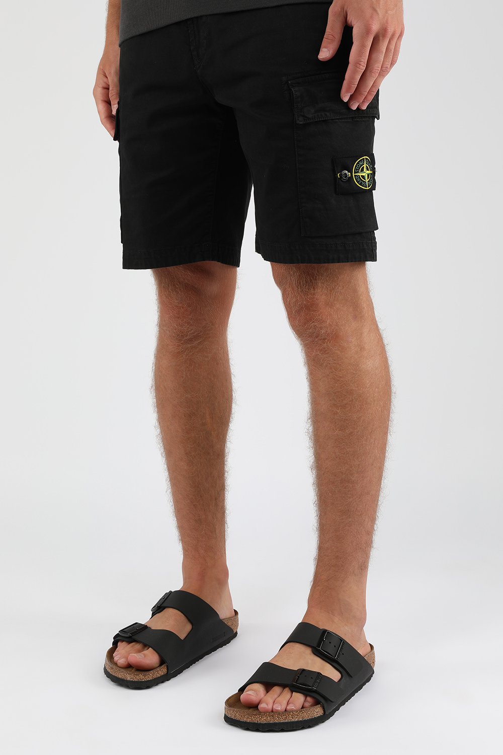 תמונת כל הלוק של נעלי אריזונה בשחור